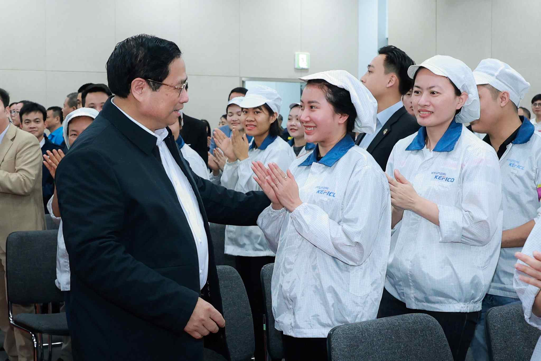 Thủ tướng Chính phủ Phạm Minh Chính tặng quà công nhân lao động